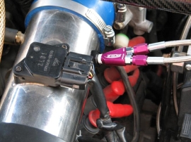 Nitró befecskendező a Mazda RX-8 légmennyiségmérő és fojtószelepház között.