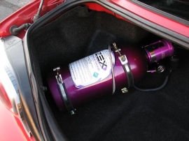 Nitró palack a Mazda RX-8 csomagterében.