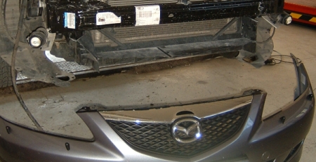Mazda6 kiszerelt fényszórókkal és első lökhárítóval.