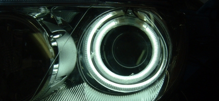 Az Angyal, illetve a Mazda6 egyik szeme.