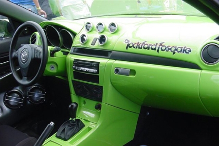 A Mazda3 Sport belterében is a lime zöld szín dominál.