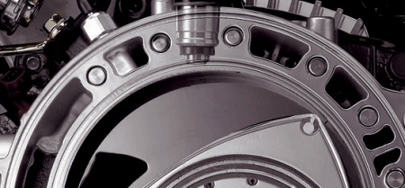 Mazda hidrogén hibrid wankel renszerű motor. A kép felső részén jól látszik a hidrogén-befecskendező fúvóka.
