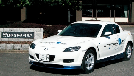 Mazda RX-8 Hydrogen RE, a JARI kutatóközpontja előtt Japánban.