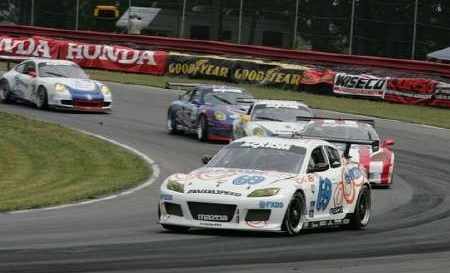 Három darab Porsche 911 és egy Chevrolet Corvette a Mazda RX-8 GT nyomában.