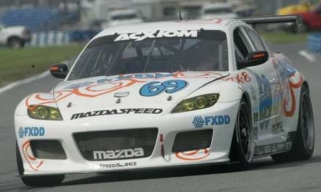 Mazda RX-8 GT versenyautó Mazdaspeed aerodinamikai kiegészítők alapján készített szélesített, szénszálas karosszériával.