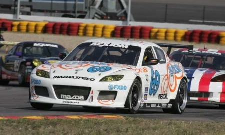 Egy Chevrolet Corvette és egy Porsche 911 a Mazda RX-8 GT mögött.