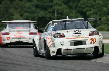 Éppen egy Porsche 911 mögött a Mazda RX-8 GT.