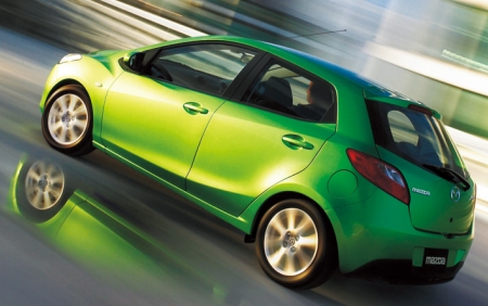 Sportosan vezethető, precízen irányítható a Mazda2, kanyargós úton sem jön zavarba. Menetstabilizáló rendszer is kapható hozzá.