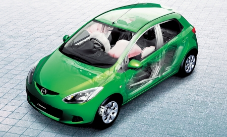 A súlycsökkentés ellenére a karosszéria merev, több helyen nagy szilárdságú acélt használtak. Akár hat légzsákkal is rendelhető a Mazda2.