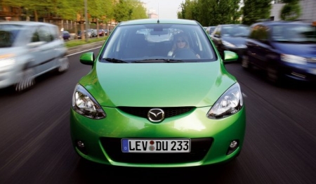 Az új Mazda2 kiemelkedik az utcaképből.