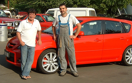 Balról Tóth János, mellette műhelyfőnökünk, mögöttük pedig a Brembo szettel finomított Mazda3 MPS.