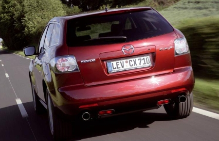 A Mazda maradt a Hatosnál már jól bevált fehér-króm hátsó lámpáknál.
