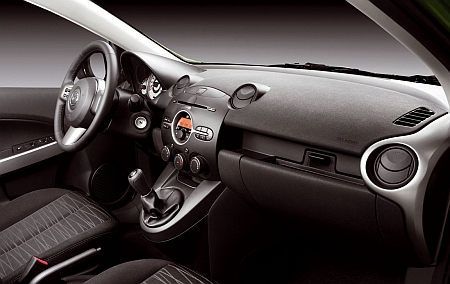 A belső kialakítás megfelel a Mazda2 külseje által elvárhatónak.