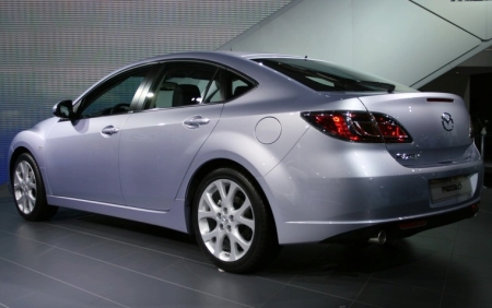Az új Mazda6 hasonlóan kiugró megjelenésű a mai mezőnyben, mint elődje 2002-ben.