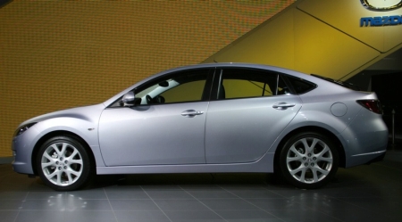 Roppant arányos formájú az új Mazda6 dinamikát sugalló oldalnézete.