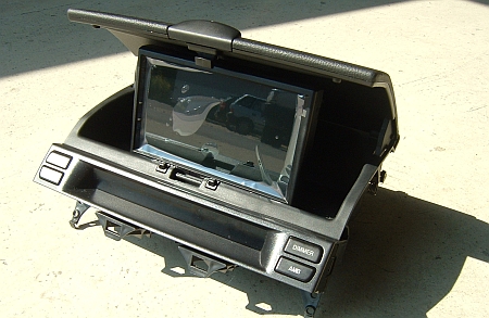 A 7 collos 16:9 képarányú monitor éppen elfér a Mazda6 tárolópolcának fedele alatt.