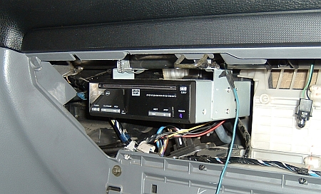 A DVD lejátszó nem vesz el sok helyet a Mazda6 kesztyűtartójának űrtartalmából.