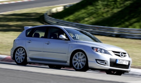 A Mazda3 MPS a Nürnburgringen. A 73 kanyarból álló pálya rekordidő alatti teljesítéséhez szinte szériaállapotban érkezett a bivalyerős kompakt Mazda.