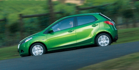 A következetes tervezés eredményeként a Mazda2 nagyon könnyű, ami fontos lépés az egyéb újítások mellett az üzemanyag takarékosság irányában.