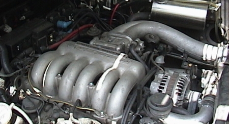 A 300 lóerős két literes Mazda wankel a De Lorean hátsó tengelye előtt.