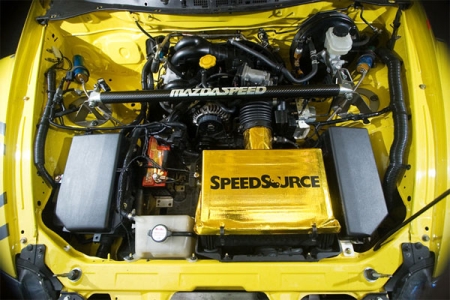 A Mazda RX-8 versenyautó motortere.