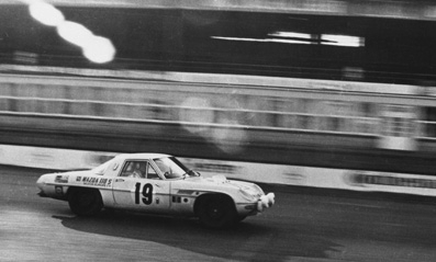 Az első szériagyártású Mazda forgódugattyús erőforrással a motorházteteje alatt, meghibásodás nélkül teljesítette a maratoni versenyt a Mazda 110S