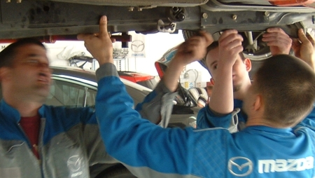Cégünk munkatársai éppen a kipufogó visszaszerelésén dolgoznak.(Mazda RX-8) 