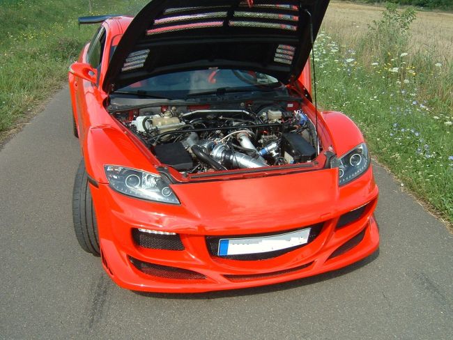 Mazda RX-8 felülszerelt turbófeltöltővel.