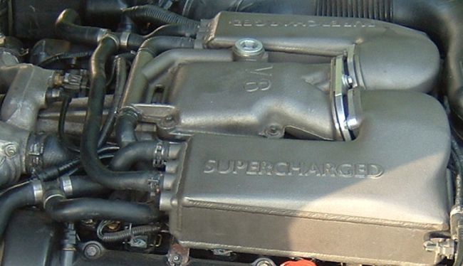 A jaguár korábban vízhűtéses köztes hűtőket alkalmazott V8-as kompresszoros motorjain.