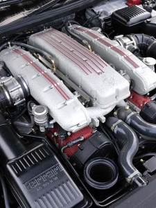 A Ferrari 575 Maranello nagyteljesítményű 12 hengeres erőforrása.
