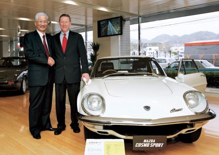 Hisakazu Imaki és Alan Mullaly egy Mazda Cosmo Sport mellett. Hisakazu Imaki és Alan Mullaly egy Mazda Cosmo Sport mellett.