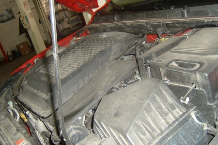 A Mazda3 MPS töltőlevegő hűtője gyárilag a motor tetején helyezkedik el.