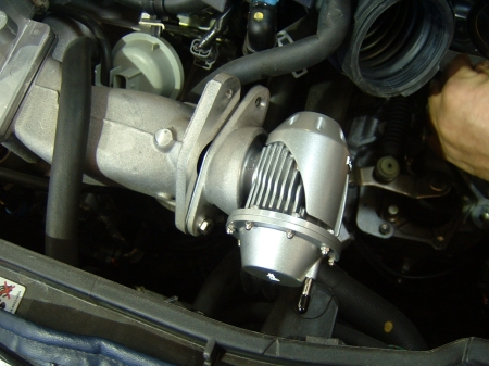 A HKS lefúvó szelep, a Mazda3 MPS motorterében.