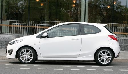 Háromajtós Mazda2 SPORT GTA csomaggal.