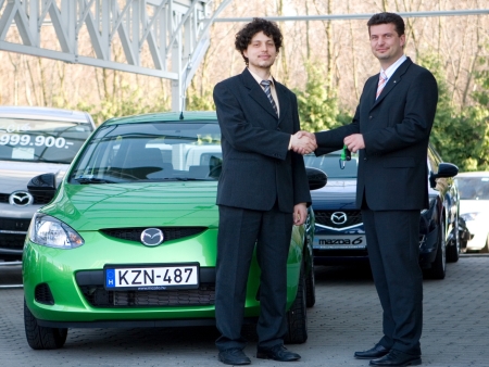 Együd Tibor a Mazda Motor Hungary ügyvezetője átadja a Mazda2 kulcsait a boldog nyertesnek. Együd Tibor a Mazda Motor Hungary ügyvezetője átadja a Mazda2 kulcsait a boldog nyertesnek.
