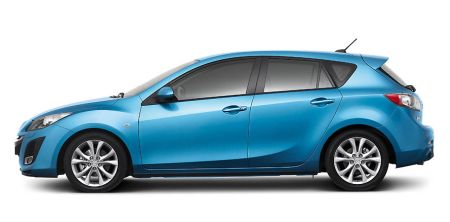 Álló helyzetben is ugrásra kész formájú az új Mazda3. Álló helyzetben is ugrásra kész formájú az új Mazda3.