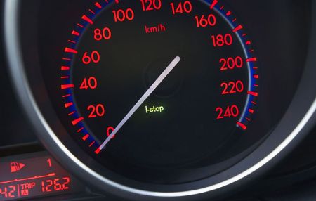 Az i-stop leállító-indító automatika aktivizálódását visszajelző lámpa mutatja. Az i-stop leállító-indító automatika aktivizálódását visszajelző lámpa mutatja.