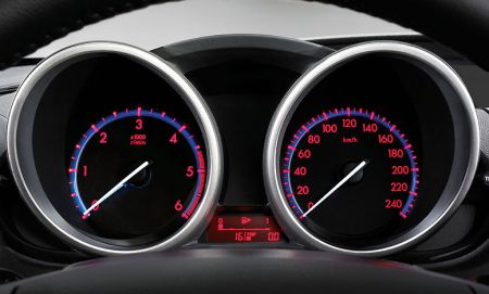 A Mazda3 műszerfala is ragyog a sötétben. A Mazda3 műszerfala is ragyog a sötétben.