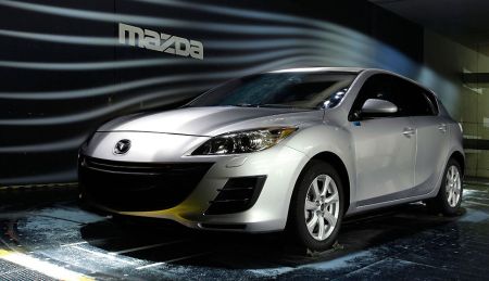 Az új Mazda3 csekély légellenállása kedvezően hat az üzemanyag fogyasztásra.