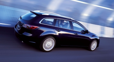 Szinte zajtalanul suhan az új Mazda6 Sportkombi is. Szinte zajtalanul suhan az új Mazda6 Sportkombi is.