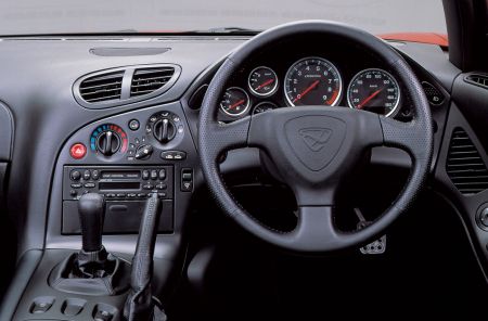 Érdekesség, hogy a japán piacos Mazda RX-7 III. generációs típusok km-órája is az ott megengedett maximumig volt skálázva (180km/h).