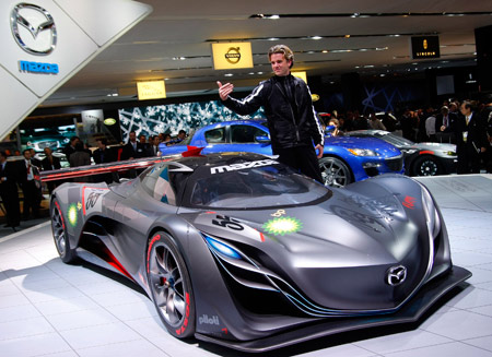 Franz von Holzhausen a Mazda Furai mellett. Franz von Holzhausen a Mazda Furai mellett.