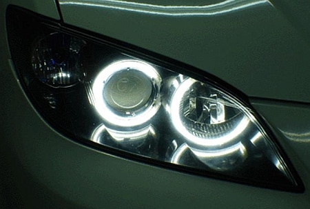 Mazda3 "angyalszem" (angel eye) gyűrű az első fényszórókba: 25000,-Ft.
