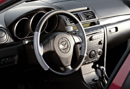 Mazda3 ezüst színbetétes kormánykerék: 103931,-Ft