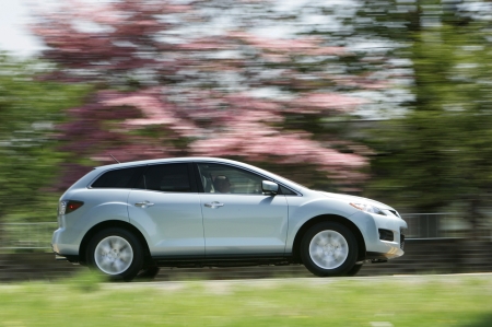 Köszönhetően a merev karosszériának és a haladó futóműnek, a Mazda CX-7 nagy sebesség esetén is a végletekig stabil.