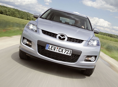 A motor levegőigényét kielégítő légbeömlő nyílások lehengerlő megjelenést biztosítanak a Mazda CX-7-nek és tudatják a forgalom többi résztvevőjével az autó hatalmas erejét. A motor levegőigényét kielégítő légbeömlő nyílások lehengerlő megjelenést biztosítanak a Mazda CX-7-nek és tudatják a forgalom többi résztvevőjével az autó hatalmas erejét.