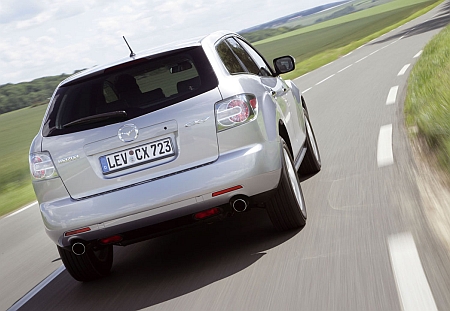 A legtöbb terepjáróval ellentétben, igazi élvezet a Mazda CX-7 vezetése kanyargós országúton is. A legtöbb terepjáróval ellentétben, igazi élvezet a Mazda CX-7 vezetése kanyargós országúton is.