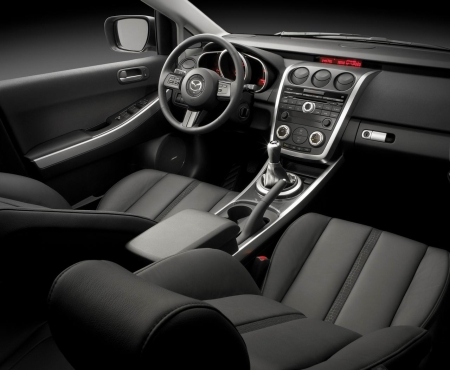 A Mazda CX-7 műszerfala egyszerre szép, sportos és funkcionális.