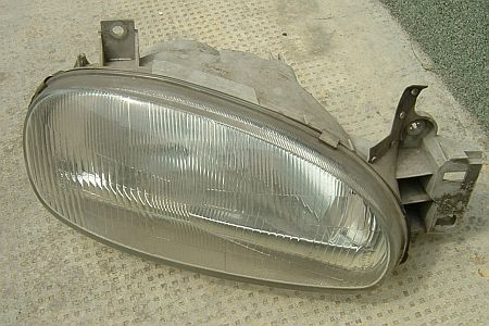 Mazda 121 1991-től jobb első fényszóró. Mazda 121 1991-től jobb első fényszóró.