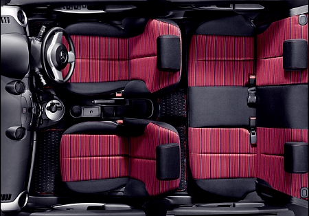 Az olasz divatban mesterien vegyül a lazaság az eleganciával. Ez jellemző a Mazda2 Chiara belső kárpitozására is.  